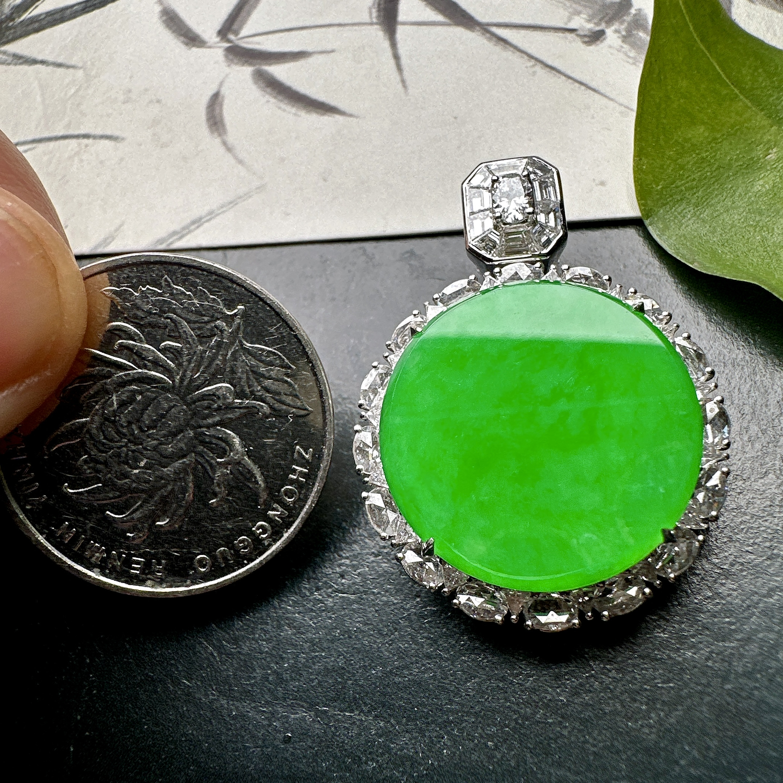 【冰种满绿圆无事牌】阳绿色泽，种水颜色都不错，冰感明显，质地细腻干净，佩戴佳品。18k金钻镶嵌，裸石尺寸20.1*2.8毫米