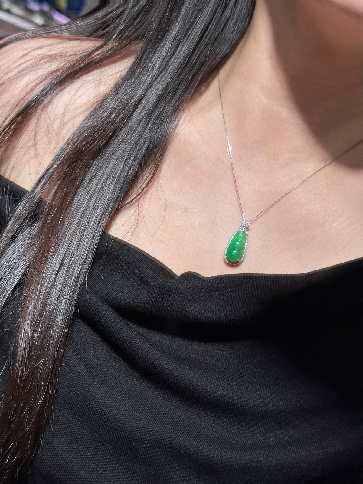 阳绿·福豆

这颗“绿胖子”福豆，色匀种老，谁戴谁好看