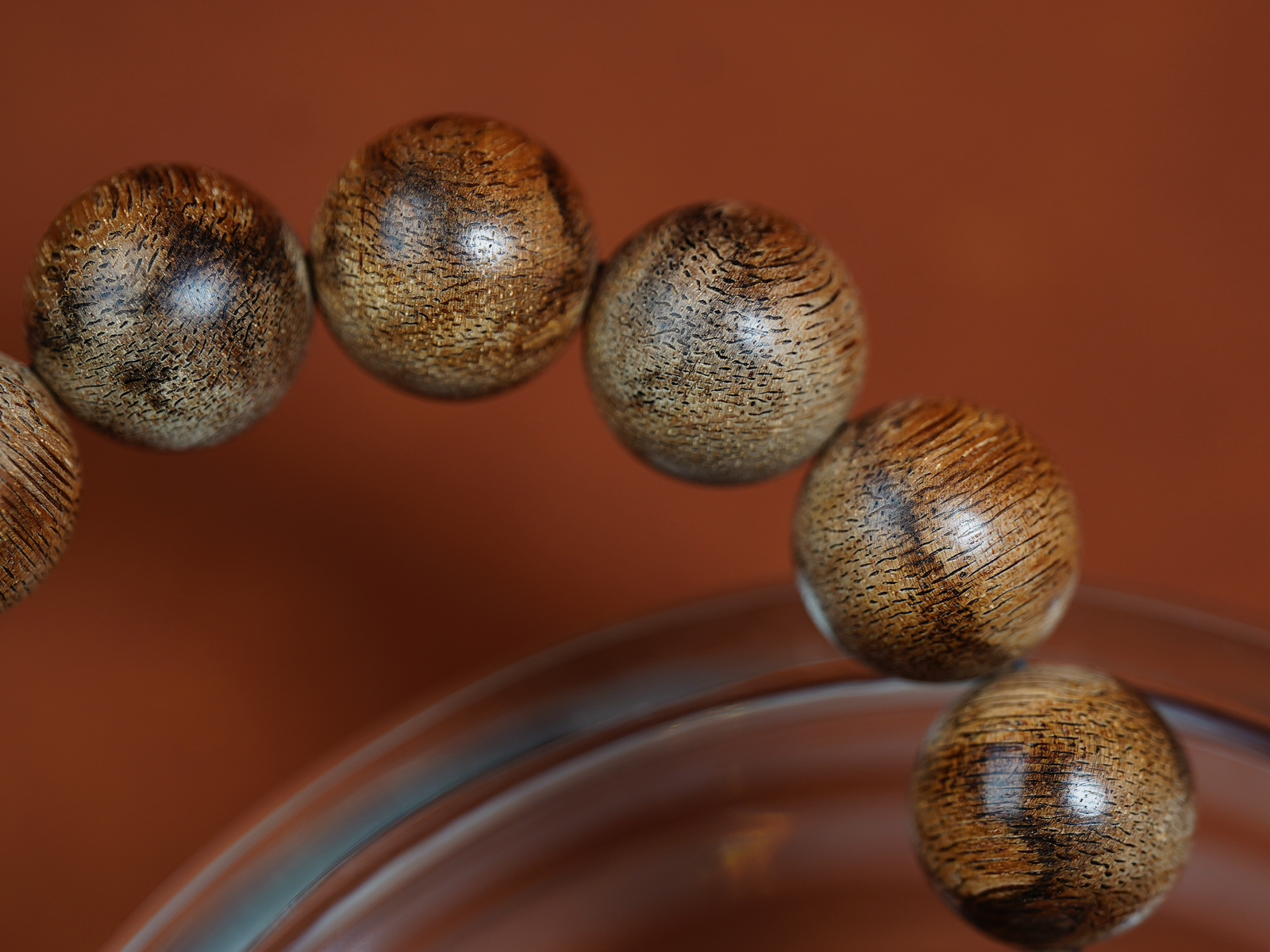 【西马虎斑·16mm】21 克
土黄与深褐交织成天然虎斑肌理，油润十足。
香韵初闻清冽带凉，混着草木的质朴，像晨雾漫过林间；转瞬蜜甜渐浓，清甜不烈，裹着淡淡花果香缓缓漫开；尾调药香回甘绵长，温润通透醇厚。
随身佩戴，淡淡香韵随行，低调又有韵味。