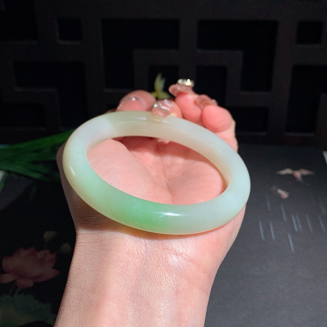 和田玉58圈口翠青手镯！玉质细腻油润 底色纯净 无裂无黑 脂粉好，品质高