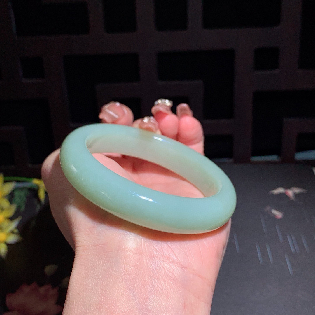 和田玉56圈口且末蓝宽条手镯！玉质细腻油润 底色纯净 无裂无杂 脂粉好，品质高。