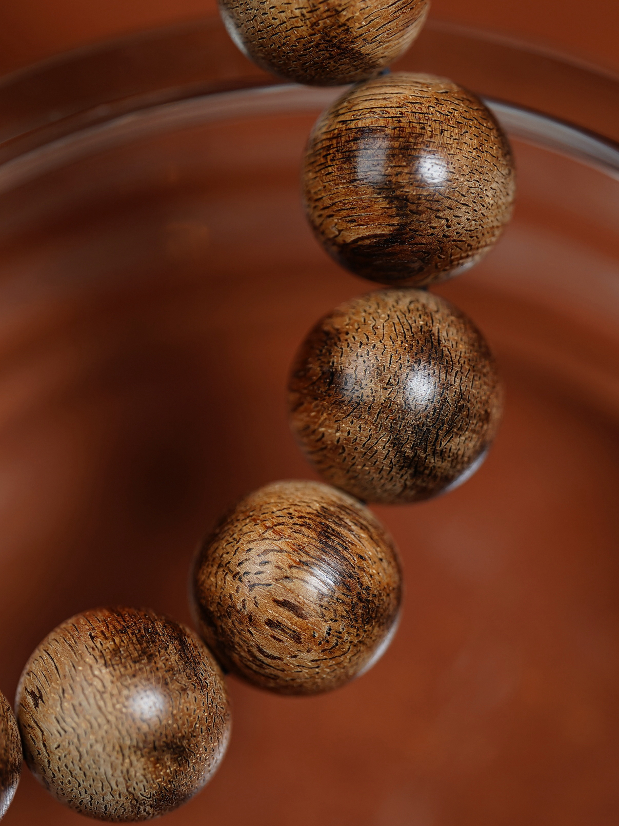 【西马虎斑·16mm】21 克
土黄与深褐交织成天然虎斑肌理，油润十足。
香韵初闻清冽带凉，混着草木的质朴，像晨雾漫过林间；转瞬蜜甜渐浓，清甜不烈，裹着淡淡花果香缓缓漫开；尾调药香回甘绵长，温润通透醇厚。
随身佩戴，淡淡香韵随行，低调又有韵味。