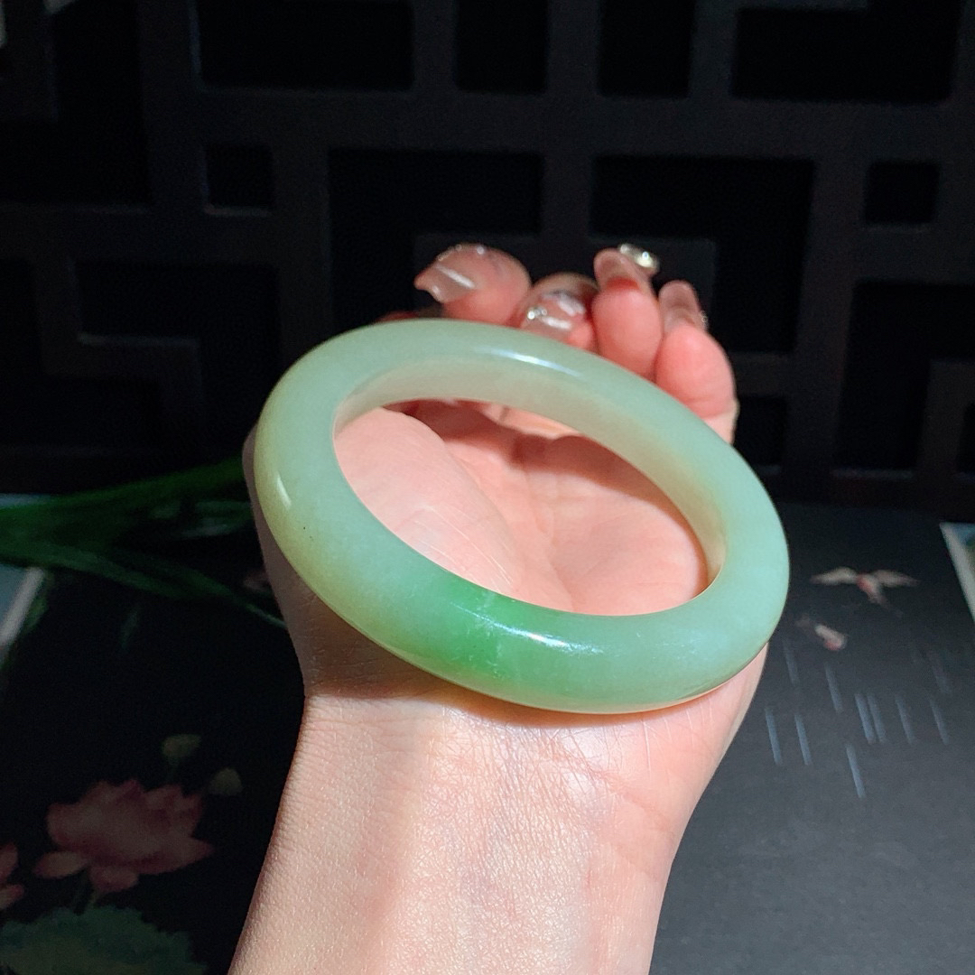 和田玉59圈口翠青手镯！玉质细腻油润 底色纯净 无纹裂 脂粉好，品质高