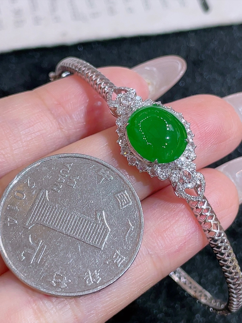 满绿鸽子蛋手镯。厚装饱满 高端大气 性价比高 圈口60  整体26.6-13.5-8.6裸石11.5-9.8