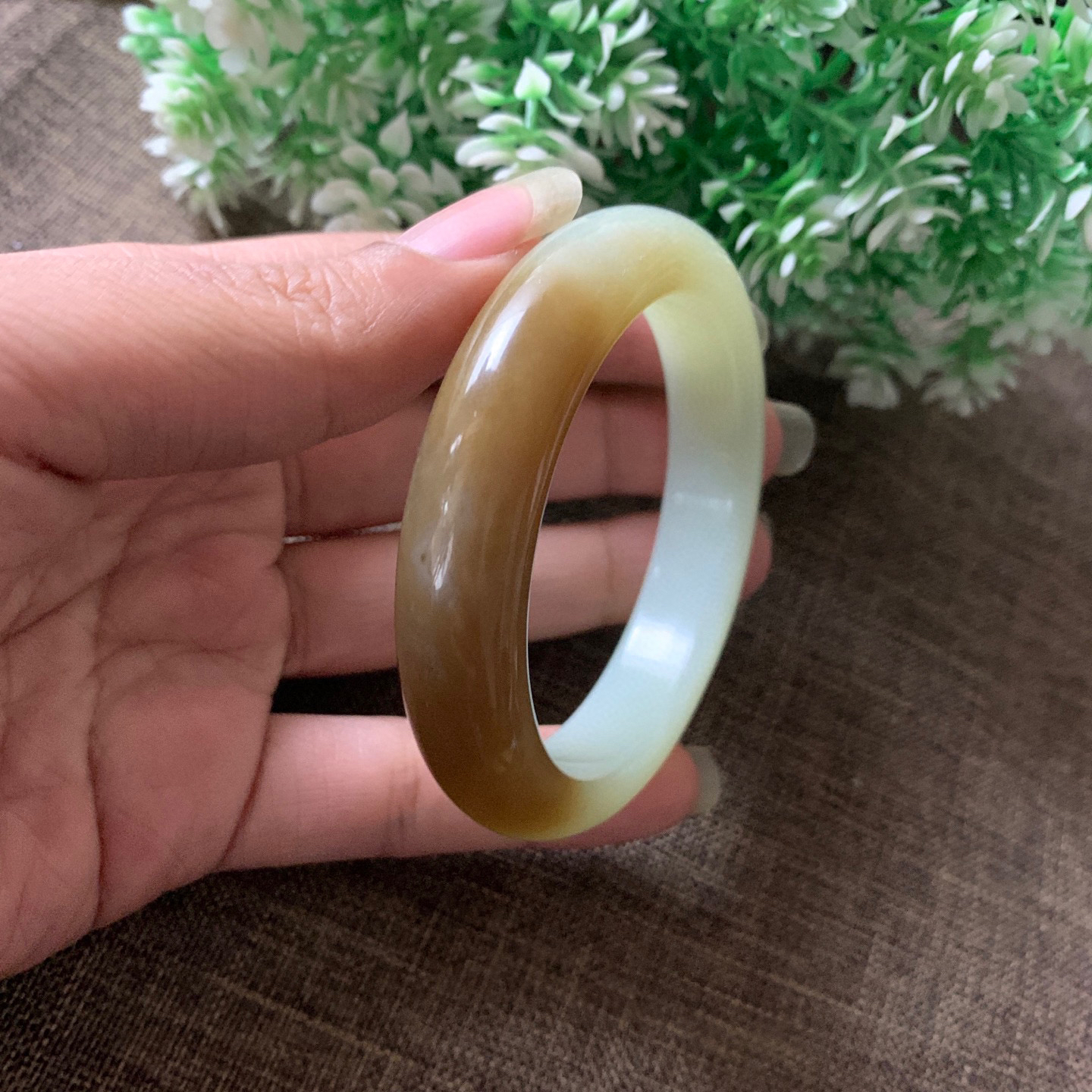 56圈口和田玉且末糖手镯，镯型古朴典雅。在诗情画意的雨巷相遇，你是我腕间的一抹风情，有你眸有深情.清风荡漾湖间静水，我愿俯身低眉，在烟波涟漪处寻