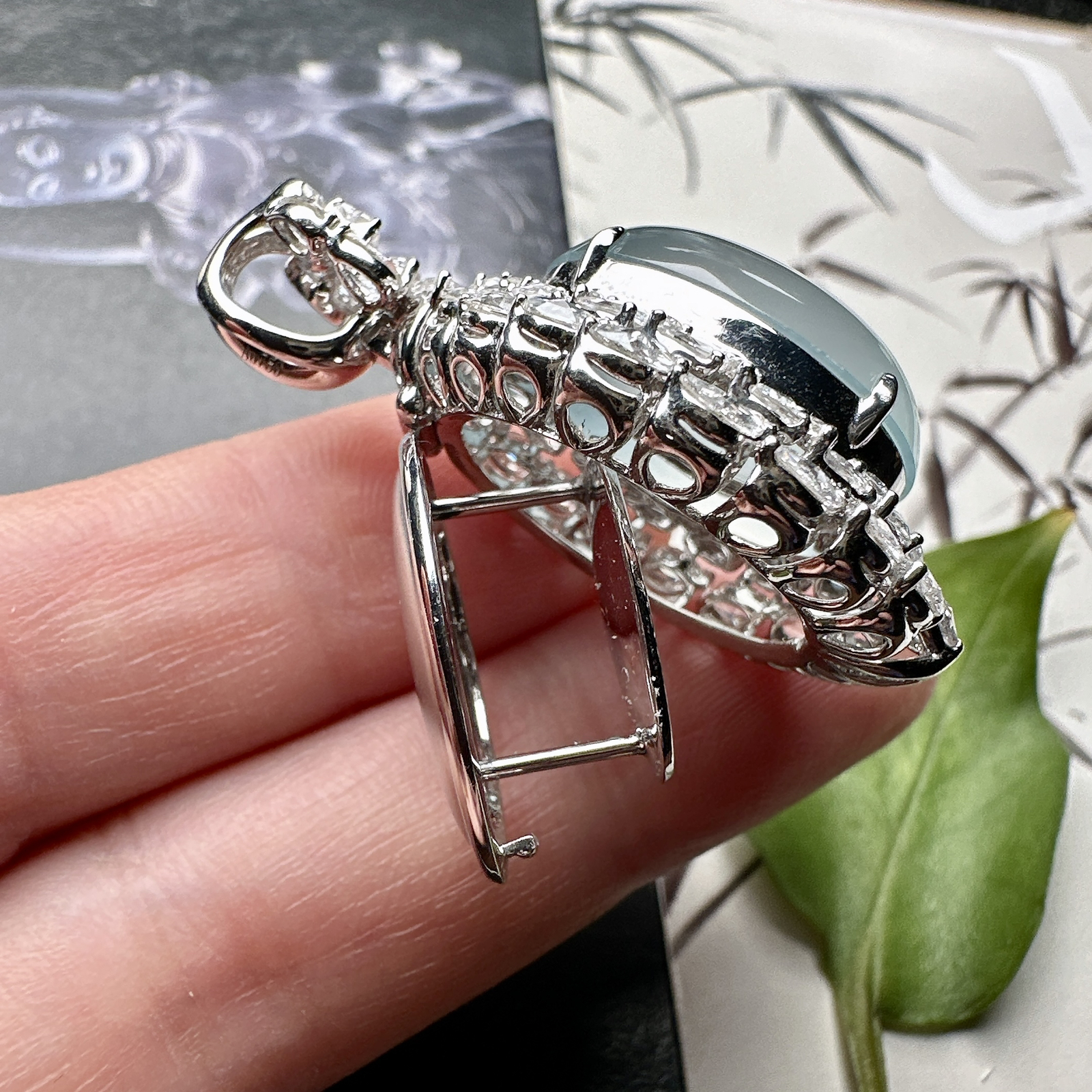 【冰种天空蓝蛋面吊坠】种地上乘，冰感十足，通透起光，饱满圆润，18k金钻镶嵌，裸石尺寸19.8*16.6*9.3毫米。