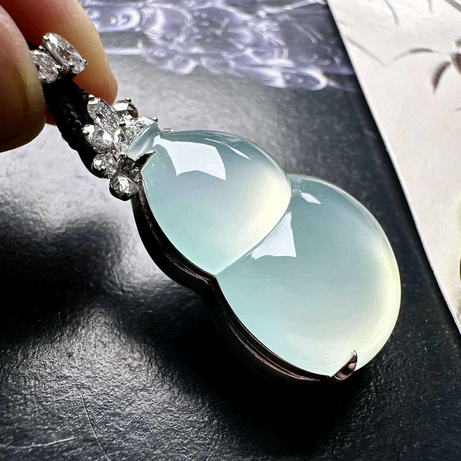 【冰种大葫芦吊坠】质地细腻清爽，荧光感强烈，荧光感强烈，18K金钻镶嵌，裸石尺寸31.4*23.6*7.5毫米