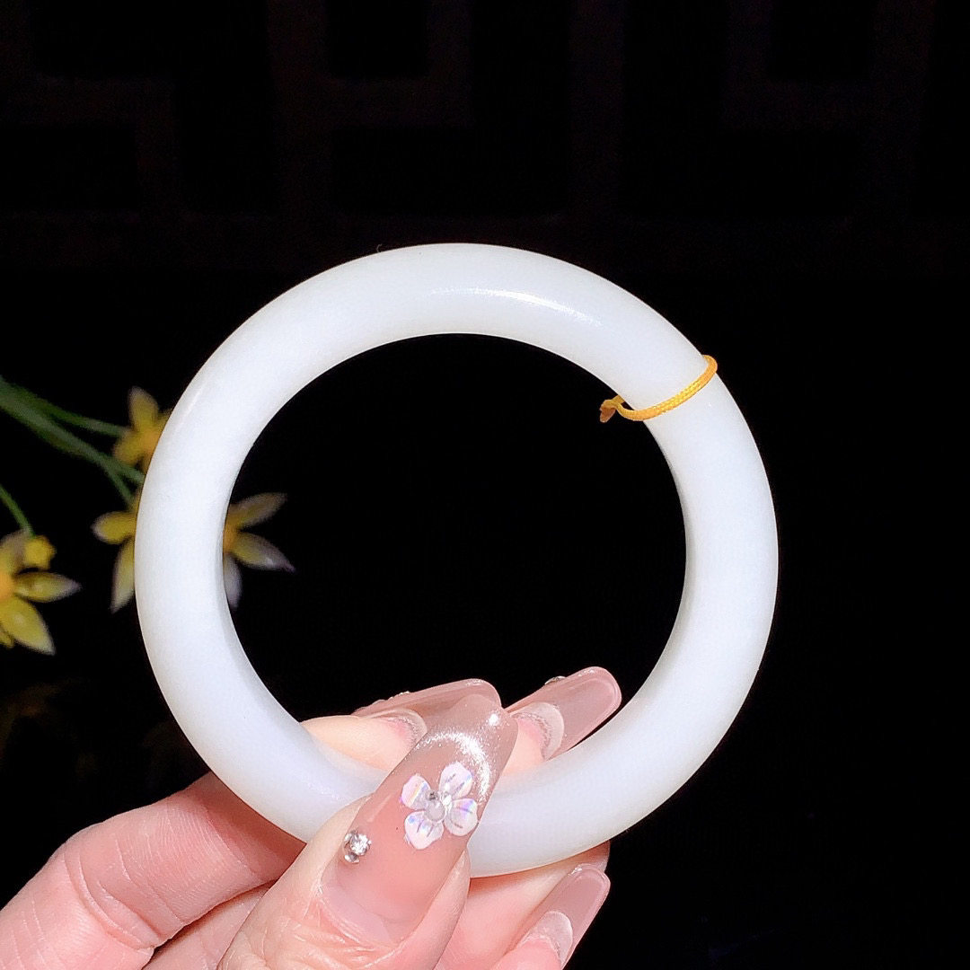 和田玉54.5圈口羊脂白玉手镯！玉质细腻油润 底色纯净 无裂无杂 脂粉好，品质高