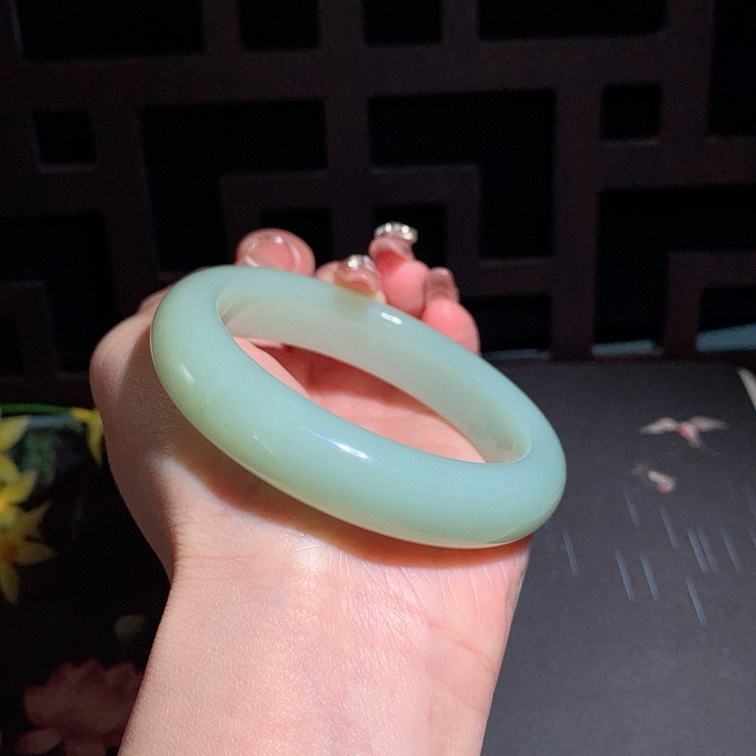 和田玉56圈口且末蓝宽条手镯！玉质细腻油润 底色纯净 无裂无杂 脂粉好，品质高。