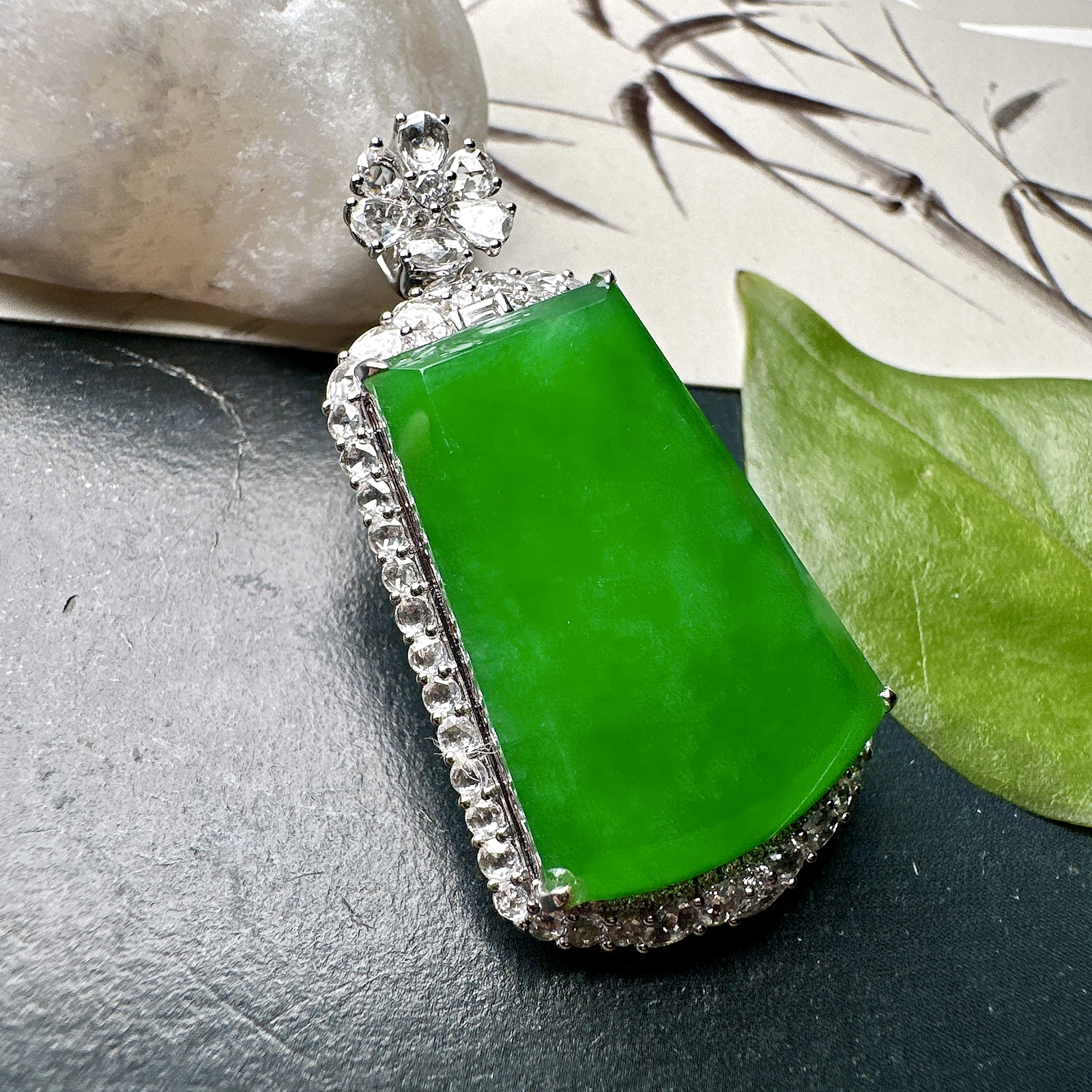 【冰种满绿无事牌】阳绿色泽，种水上乘，通透闪亮，晶莹剔透。18K金钻镶嵌，裸石尺寸26.2*18.4