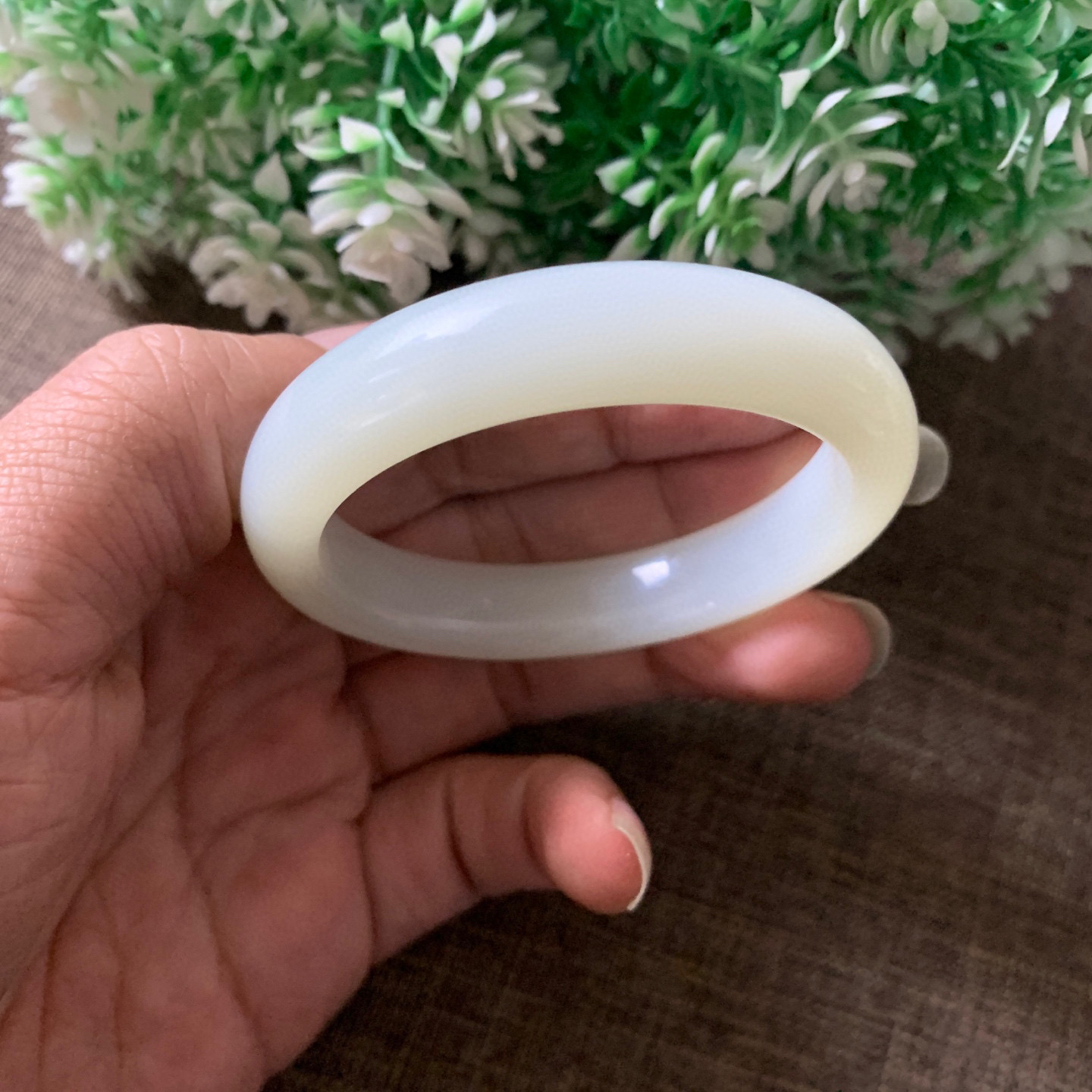 49.9圈口和田玉羊脂白手镯【挽间柔情】，镯型古朴典雅。在诗情画意的雨巷相遇，你是我腕间的一抹风情，有你眸有深情.清风荡漾湖间静水，我愿俯身低眉，在烟波涟漪处寻