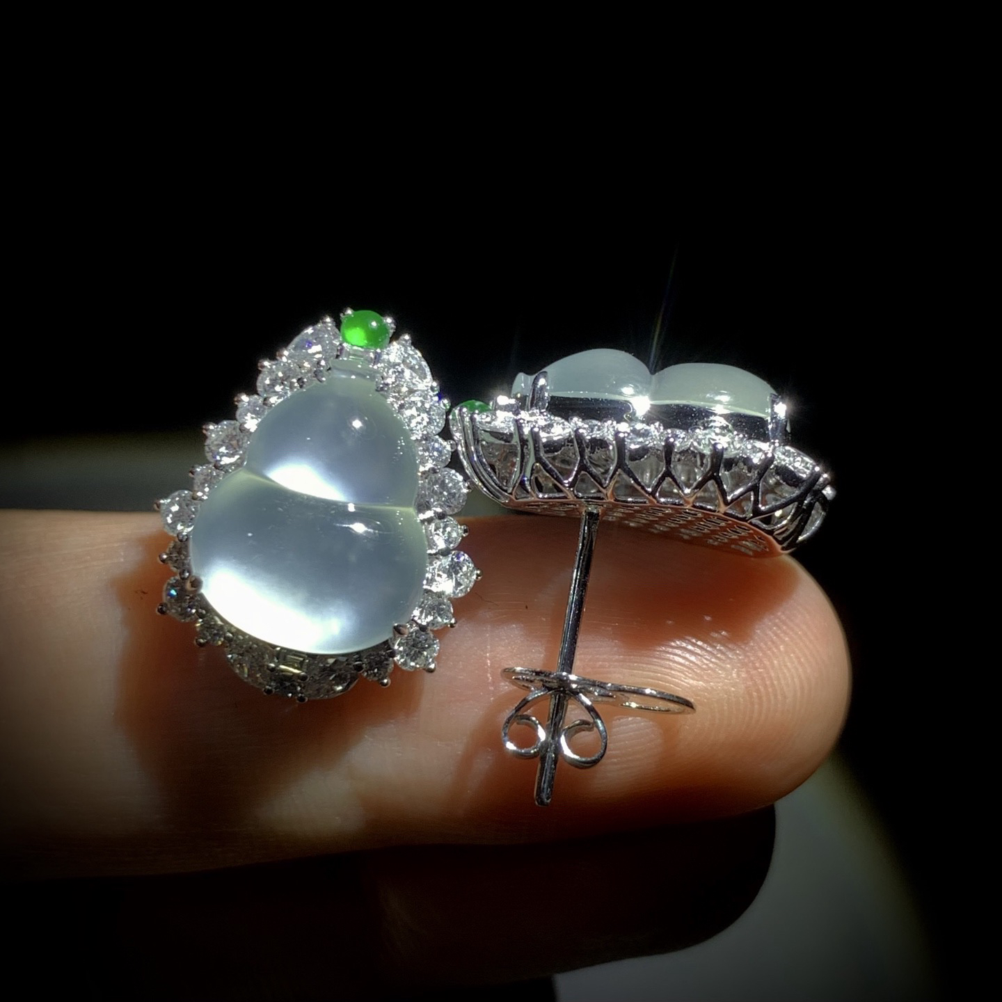 白葫芦耳钉，裸石约13.5-11-3mm，
整体19-16-8mm，6.25g，
18K金，南非钻，