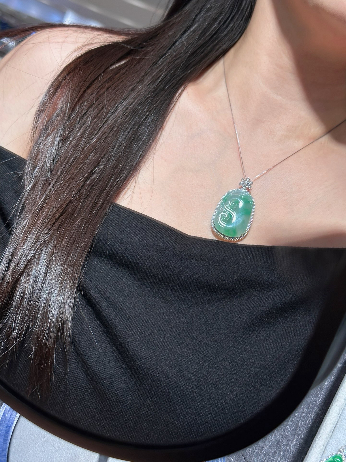 🤍飘色·如意

冰润飘绿如意，翠色绕纹藏雅韵～