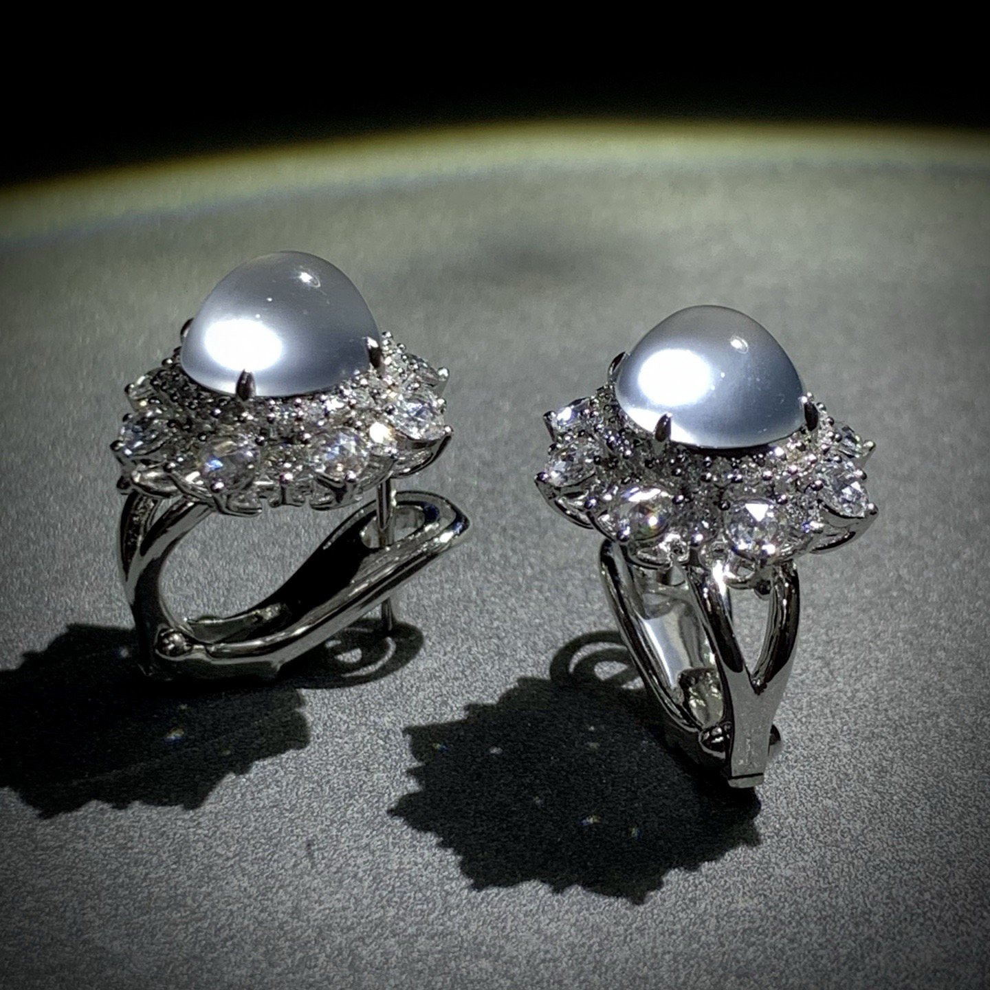 白冰蛋面耳拍耳钉，裸石约8.6-7.8-6.5mm，
整体16-14.8-19.2mm，7.48g，