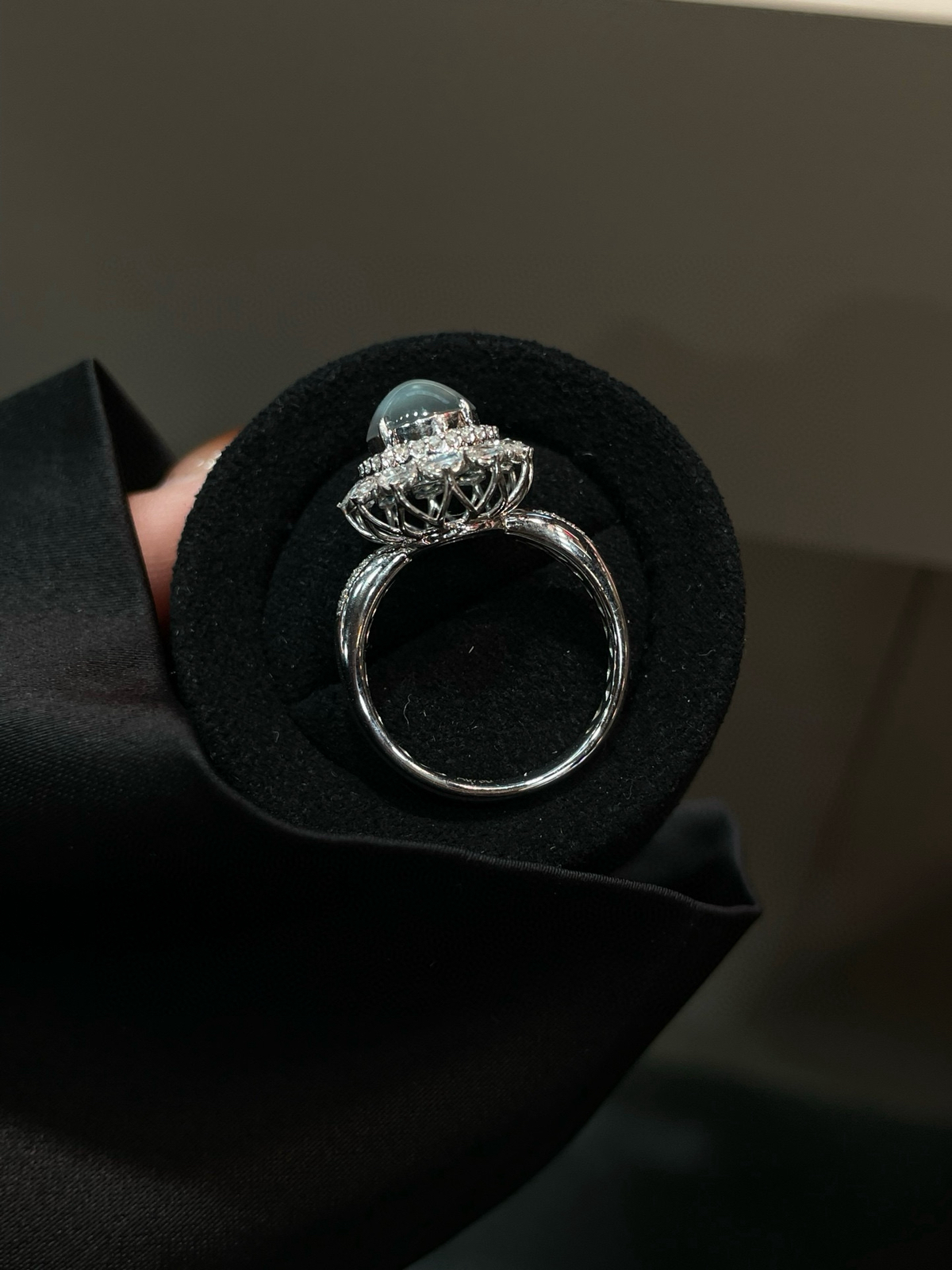 高冰玻底 起光 蛋面戒指

18k金配钻镶嵌