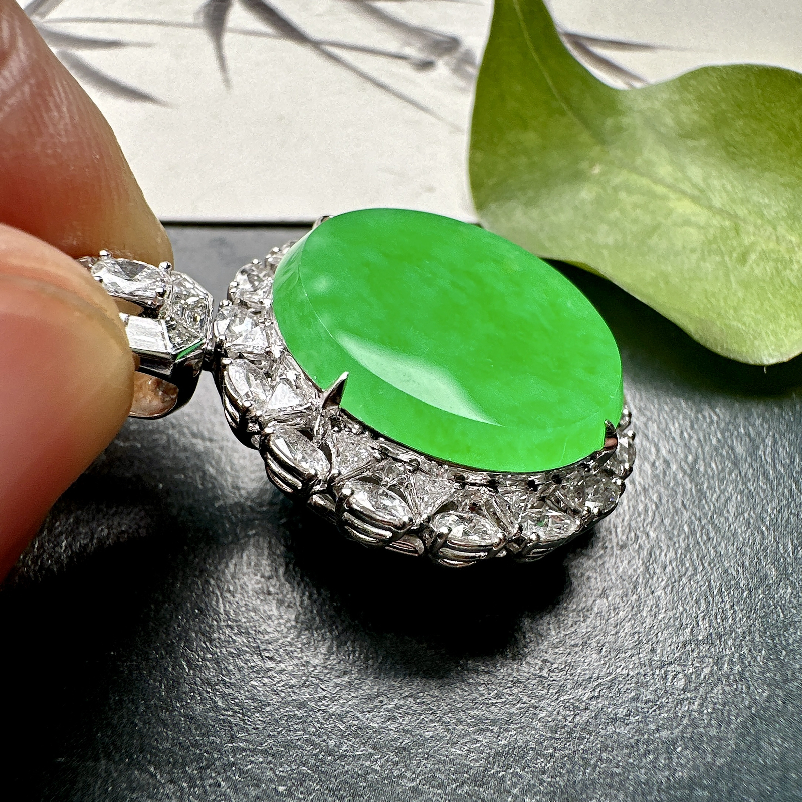 【冰种满绿圆无事牌】阳绿色泽，种水颜色都不错，冰感明显，质地细腻干净，佩戴佳品。18k金钻镶嵌，裸石尺寸20.1*2.8毫米