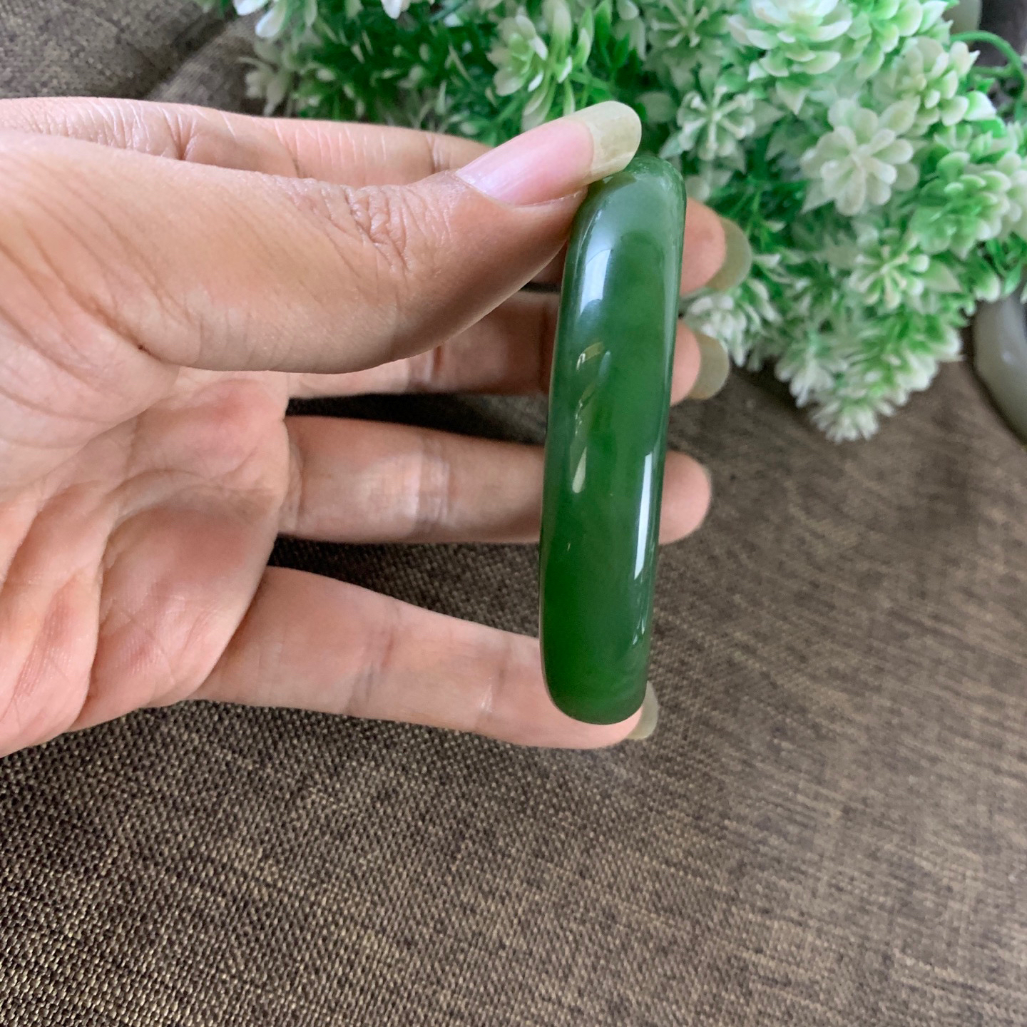 和田玉碧玉57圈口冰底阳绿色手镯，镯型古朴典雅。在诗情画意的雨巷相遇，你是我腕间的一抹风情，有你眸有深情.清风荡漾湖间静水，我愿俯身低眉，在烟波涟漪处寻你