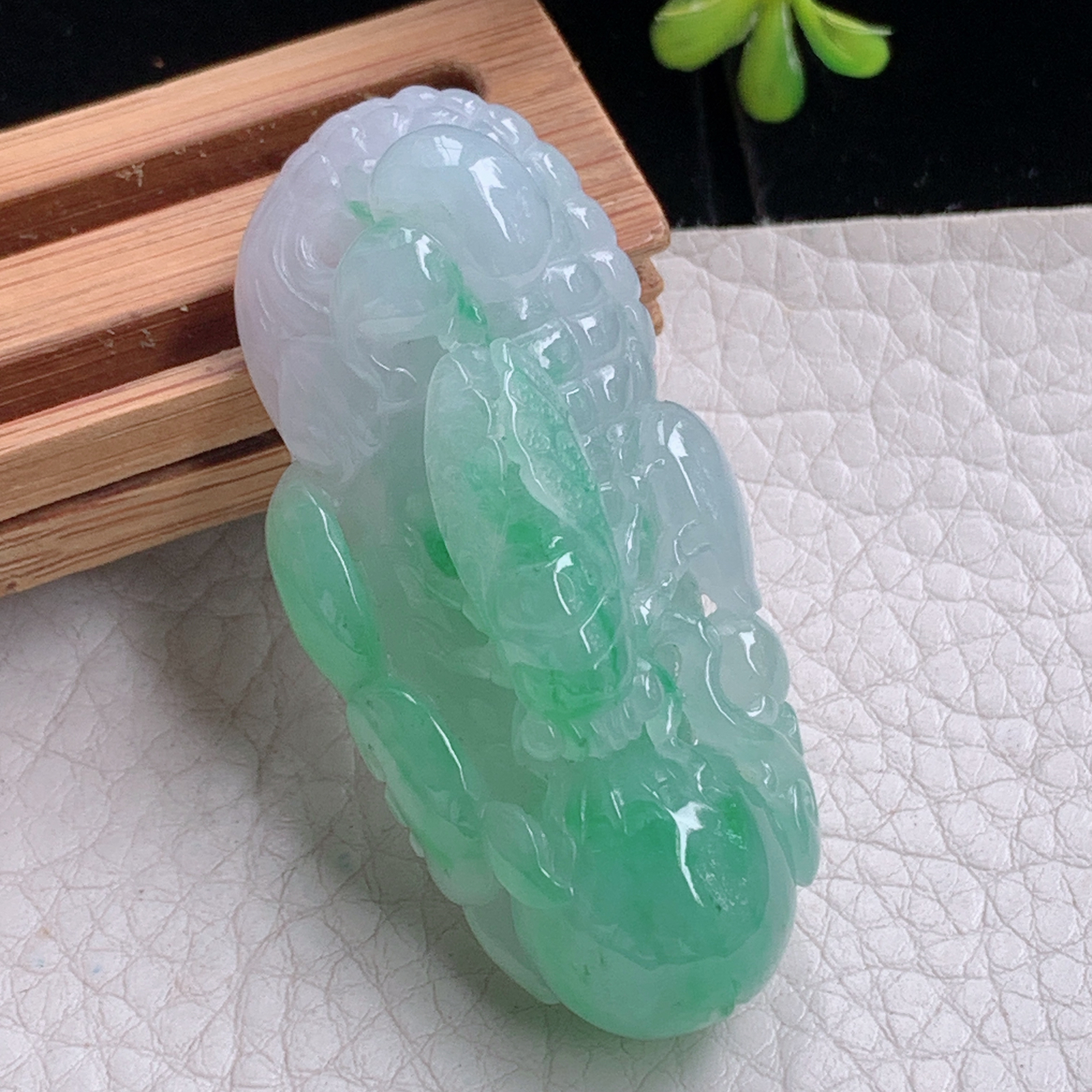 zz3实拍52*25.3*18缅甸翡翠冰透浅绿金玉满堂吊坠 一鸣惊人知了玉坠