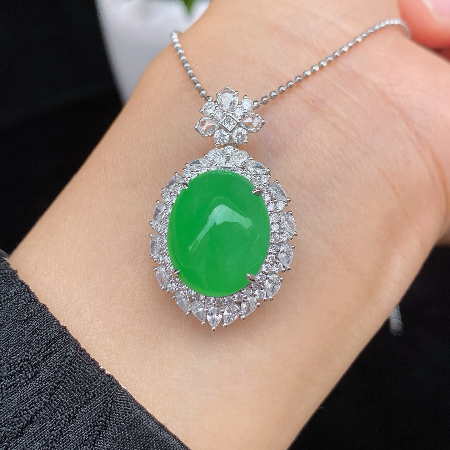 冰阳绿蛋面吊坠 
冰透种好，色甜色阳，饱满厚庄
18k金镶嵌，上身超美，实物更美～