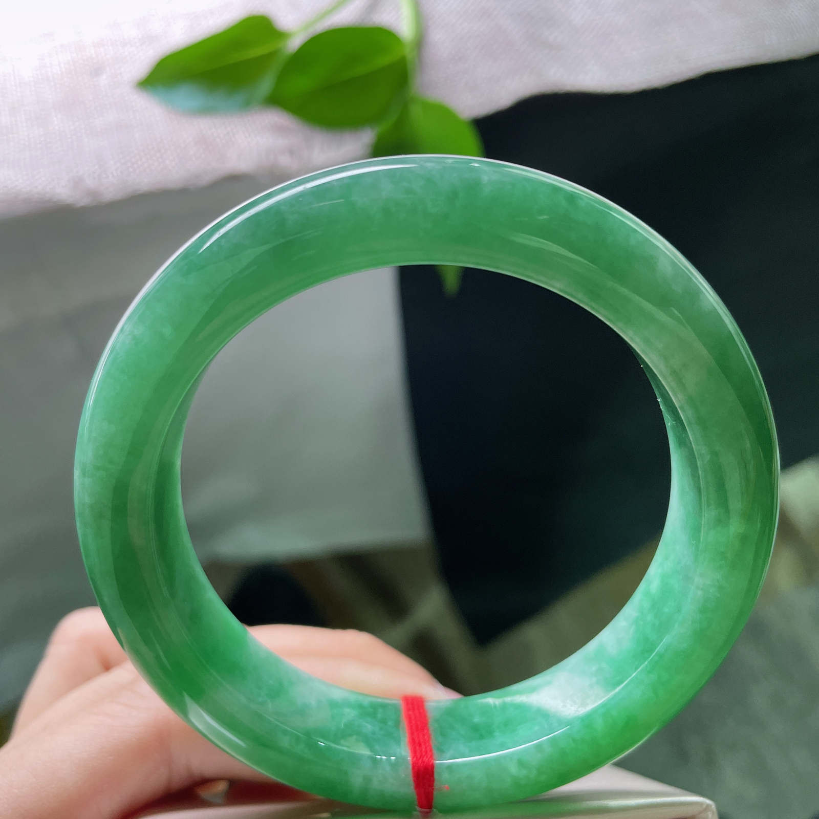 60.1/13.9/10.2，满绿正圈，大圈口，厚装饱满，腕间藏了一整个春天，一点皮纹