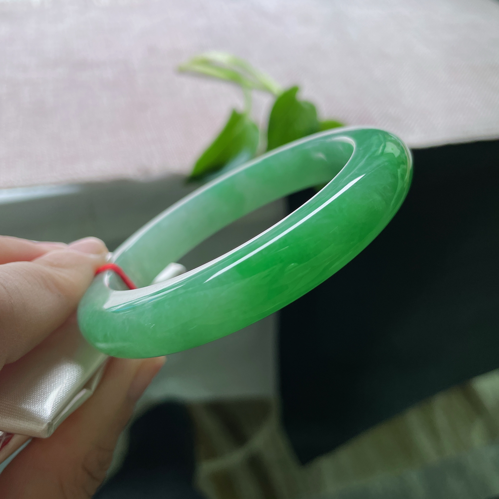 58.1/11.4/9.8绿底正圈，静水深流，满绿藏心。沉稳又不失庄重。无纹裂。