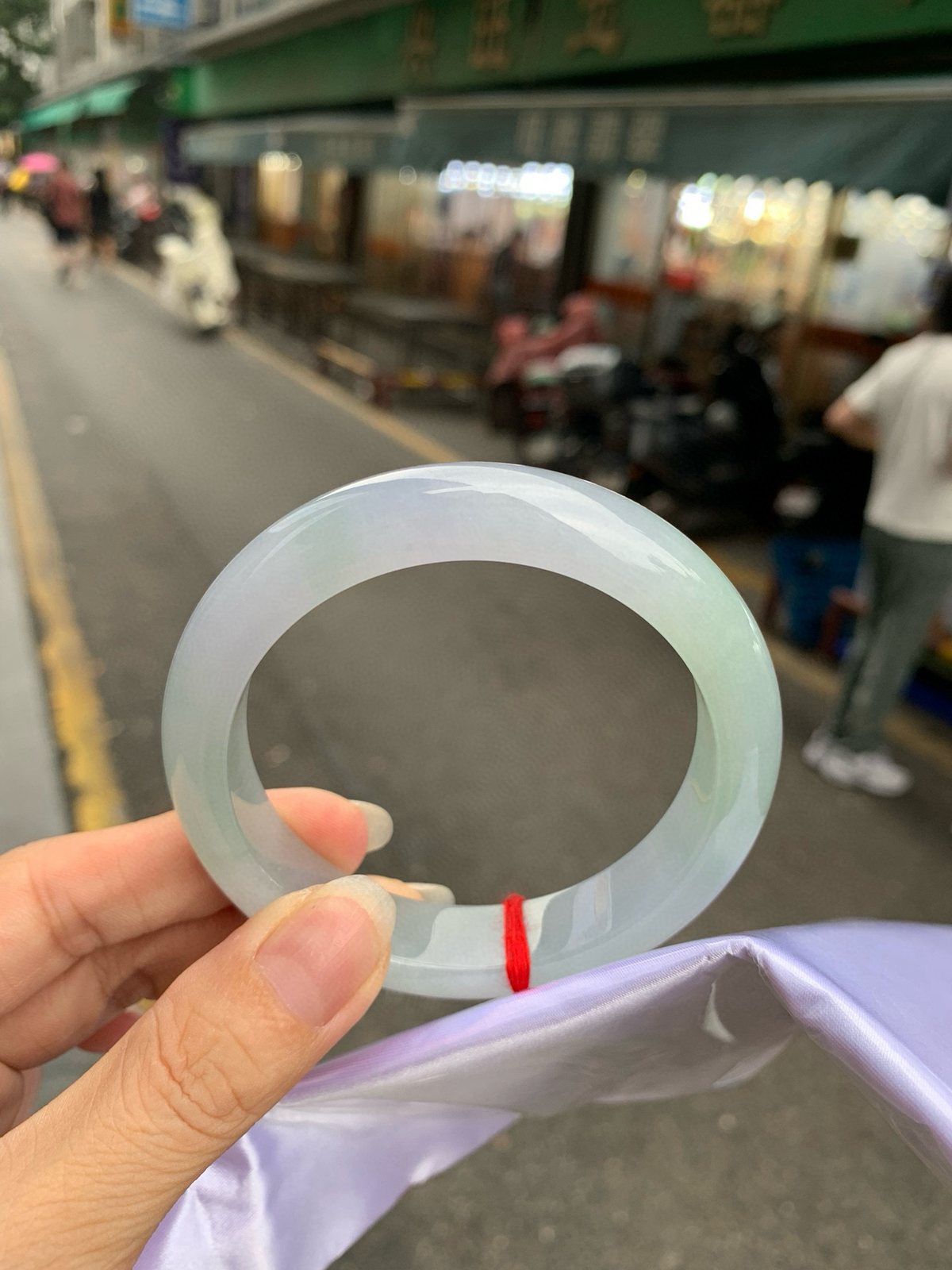 淡春彩正圈
58.7-8.7-13
底妆水润细腻，淡淡晴绿底色和淡紫底宛如春天的繁华。在岁月的长河流转中绽放着独特的魅力，气质温婉而迷人。