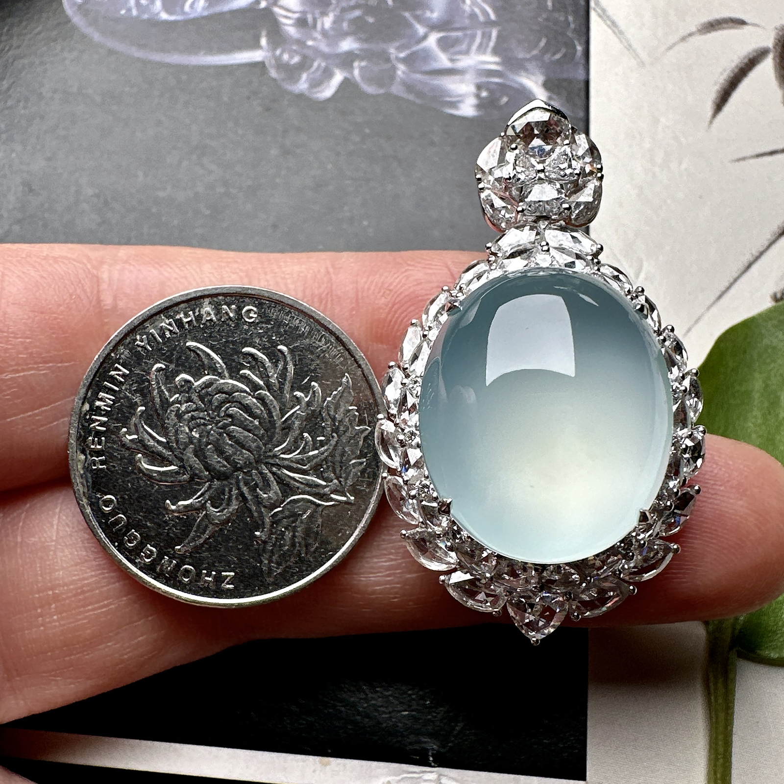 【冰种天空蓝蛋面吊坠】种地上乘，冰感十足，通透起光，饱满圆润，18k金钻镶嵌，裸石尺寸19.8*16.6*9.3毫米。