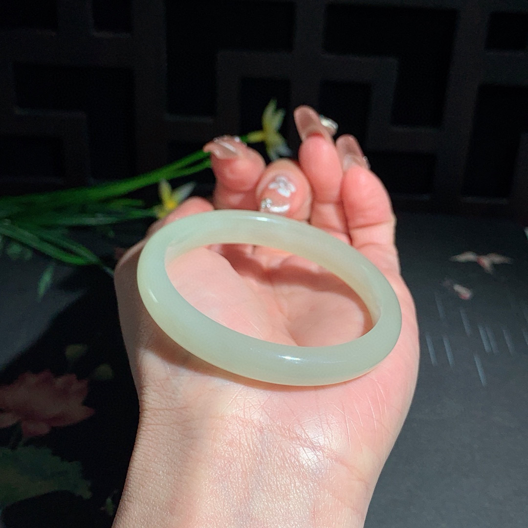 和田玉51.5圈晴水色手镯！玉质细腻油润 底色纯净 无裂无黑 脂粉好，品质高。