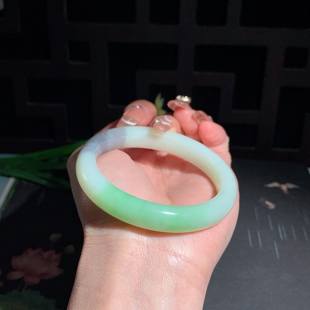 和田玉55圈口翠青三色手镯！玉质细腻油润 底色纯净 无裂无黑 脂粉好，品质高