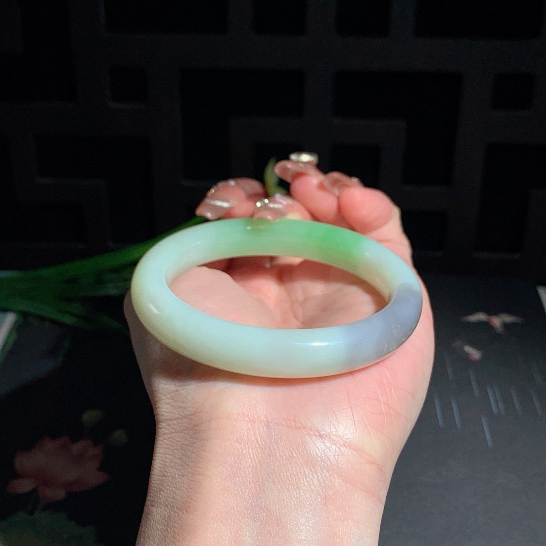 和田玉55圈口翠青三色手镯！玉质细腻油润 底色纯净 无裂无黑 脂粉好，品质高