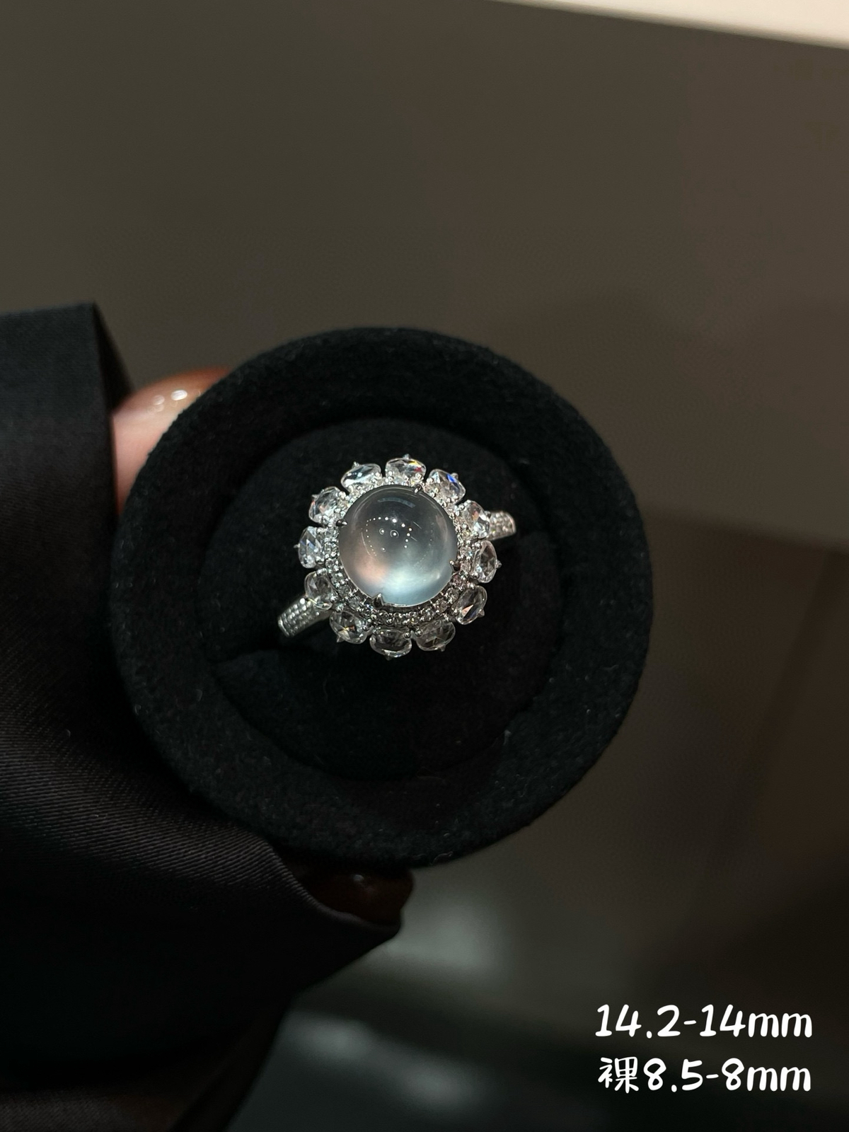 高冰玻底 起光 蛋面戒指

18k金配钻镶嵌