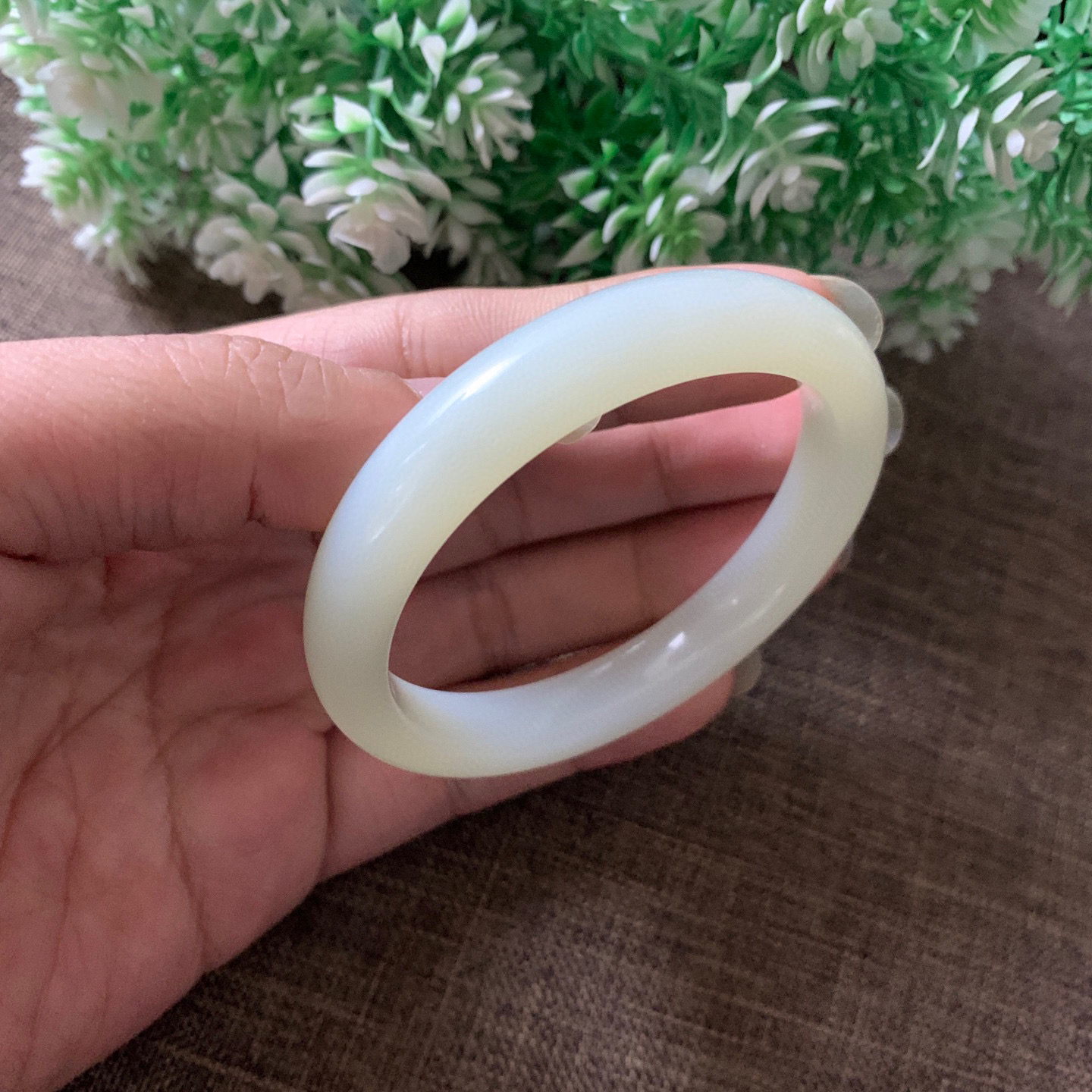 54.6圈口和田玉羊脂白手镯，镯型古朴典雅。在诗情画意的雨巷相遇，你是我腕间的一抹风情，有你眸有深情