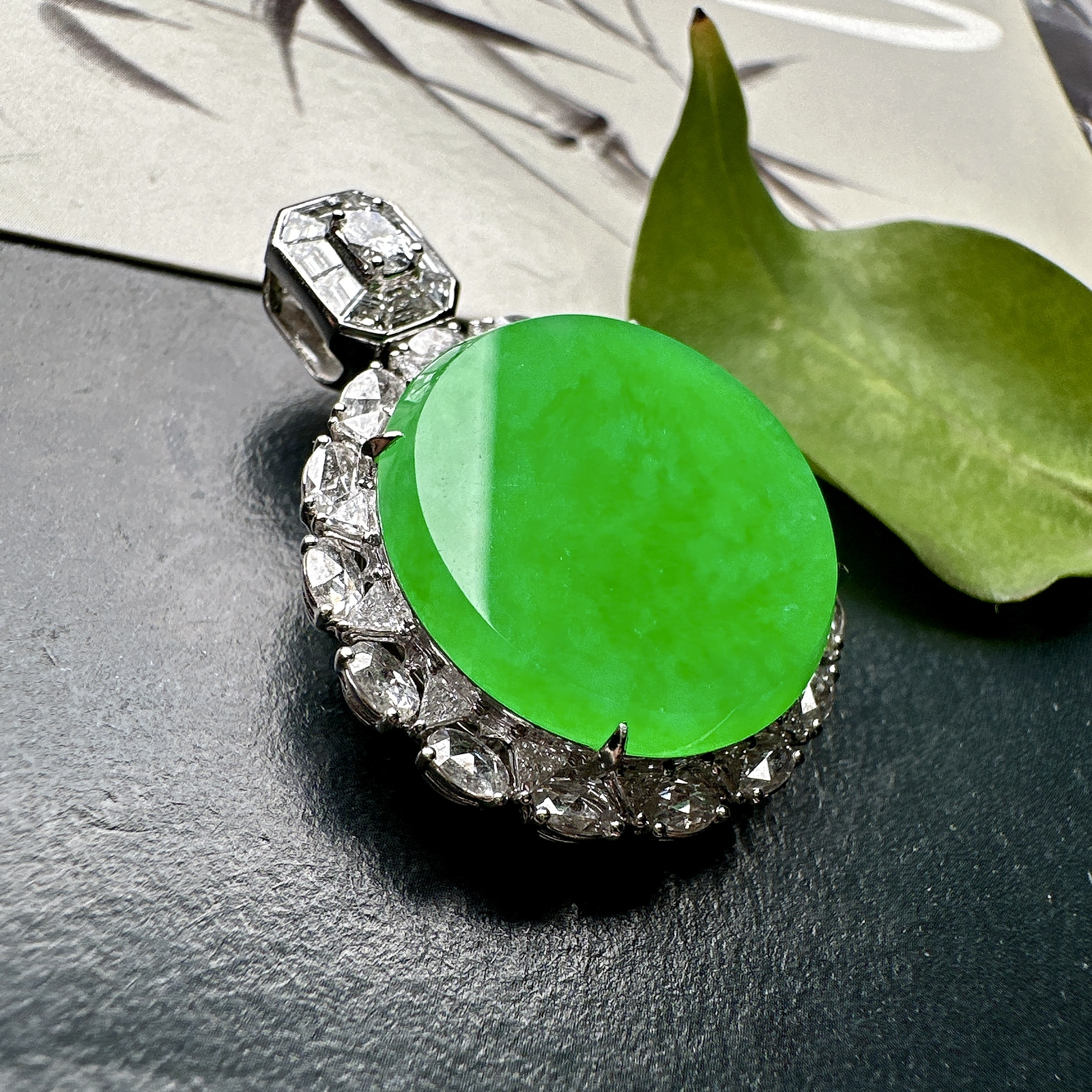 【冰种满绿圆无事牌】阳绿色泽，种水颜色都不错，冰感明显，质地细腻干净，佩戴佳品。18k金钻镶嵌，裸石