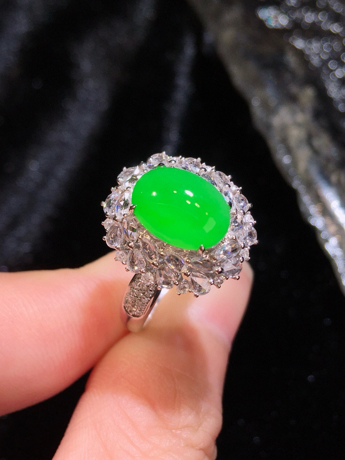 缅甸翡翠，满绿蛋面戒指
18K重金豪华镶嵌钻石C27