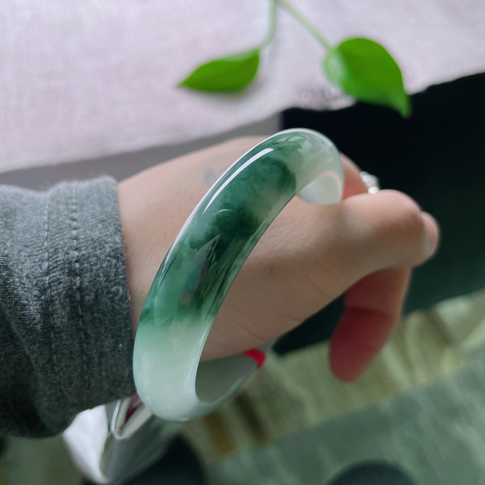 54.5/12.5/7.4，飘花正圈，种老，玉腕凝霜承雅韵，飘花漫染胜丹青。无纹裂