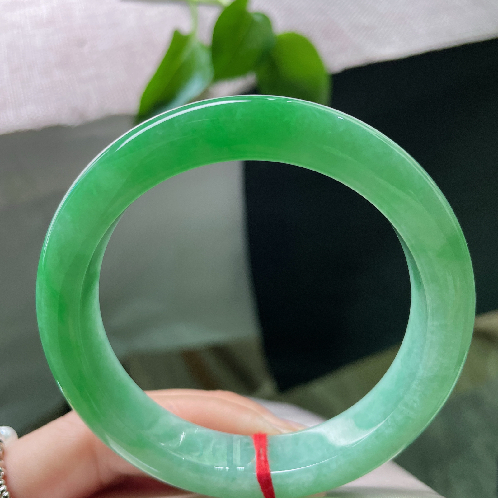 57.4/12.3/9.5，满绿正圈，色泽浓郁，腕间有青山，心中自有度。无纹裂