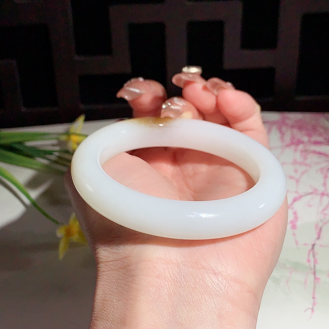 收藏款，和田玉55圈口且末糖手镯！玉质细腻油润 底色纯净 无裂无杂 脂粉好，品质高。