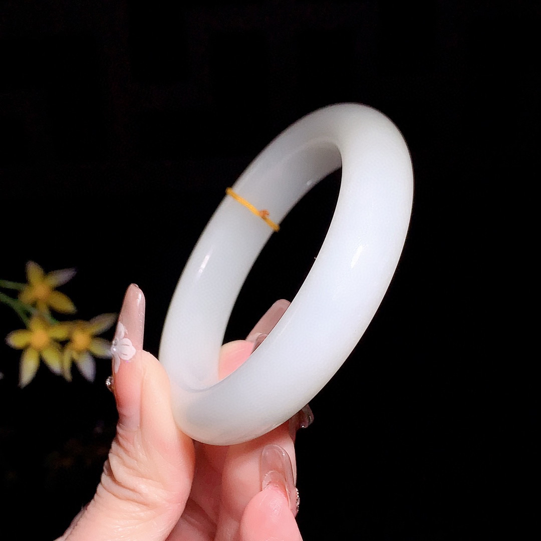 和田玉54.5圈口羊脂白玉手镯！玉质细腻油润 底色纯净 无裂无杂 脂粉好，品质高