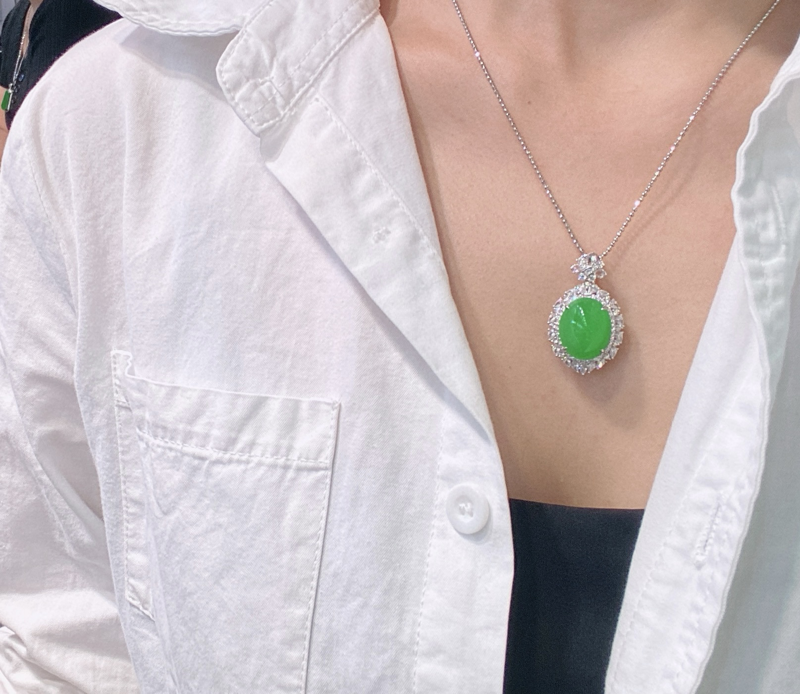 冰阳绿蛋面吊坠 
冰透种好，色甜色阳，饱满厚庄
18k金镶嵌，上身超美，实物更美～