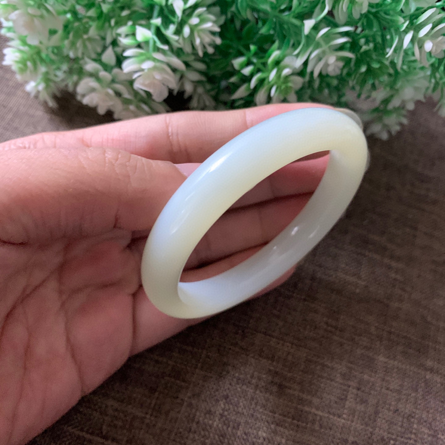 54.6圈口和田玉羊脂白手镯，镯型古朴典雅。在诗情画意的雨巷相遇，你是我腕间的一抹风情，有你眸有深情.清风荡漾湖间静水，我愿俯身低眉，在烟波涟漪处寻