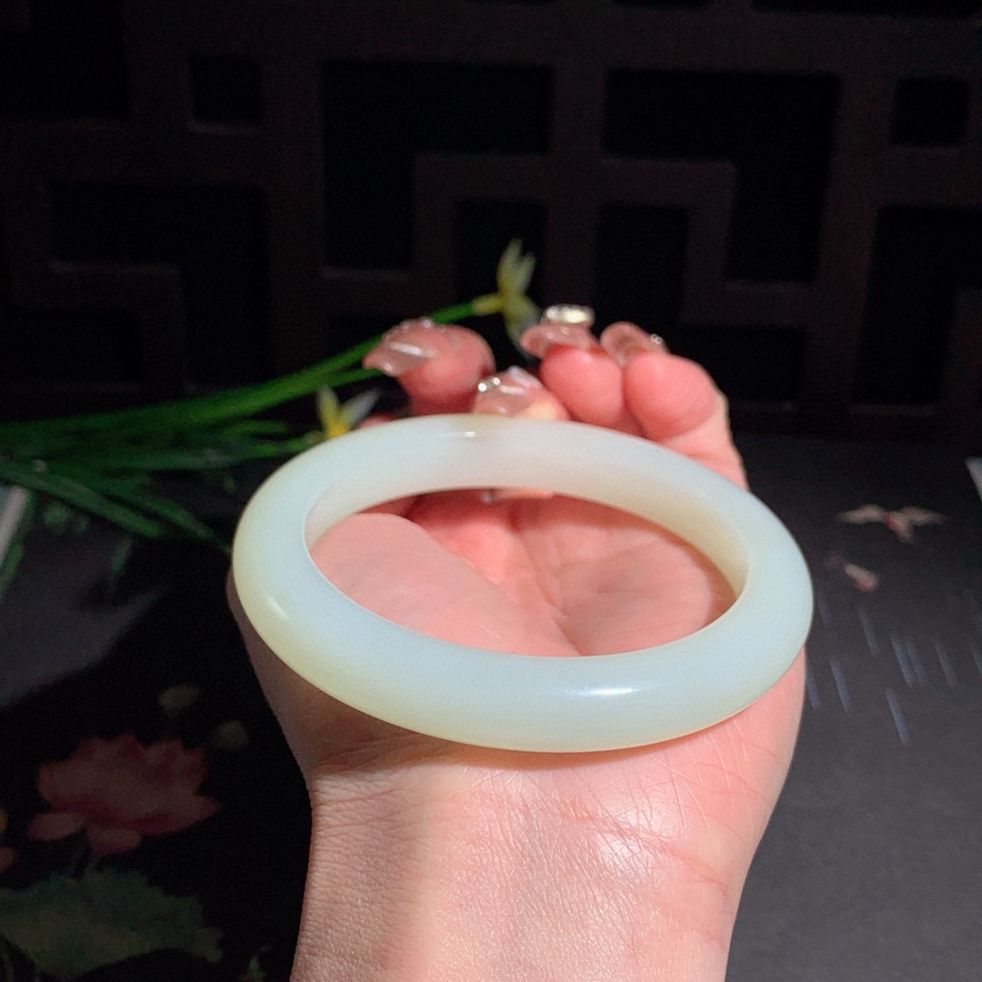 和田玉60圈青白玉手镯！玉质细腻油润 底色纯净 无裂无杂 脂粉好，品质高。