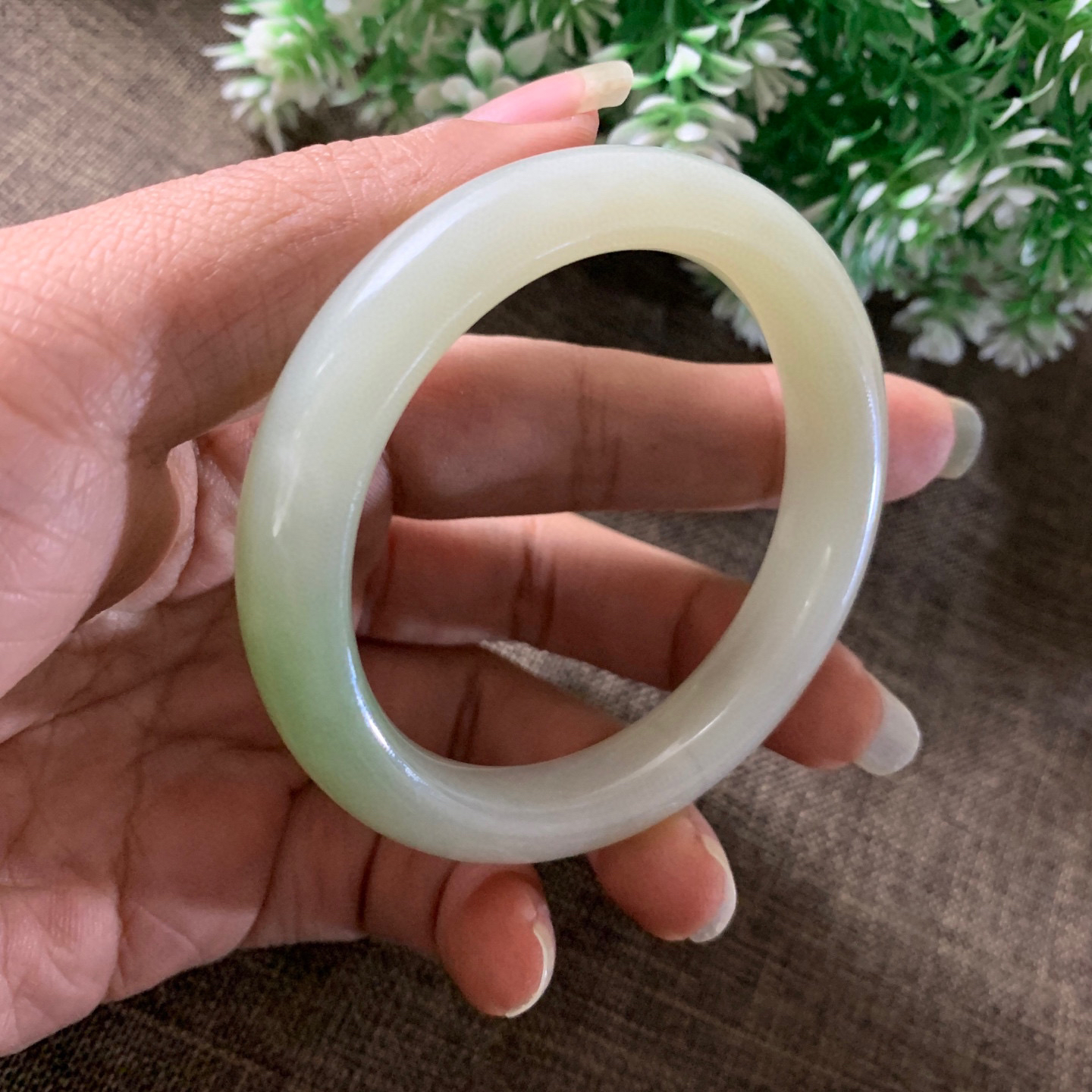 55圈口和田玉翠青手镯，镯型古朴典雅。在诗情画意的雨巷相遇，你是我腕间的一抹风情，有你眸有深情.清风荡漾湖间静水，我愿俯身低眉，在烟波涟漪处寻