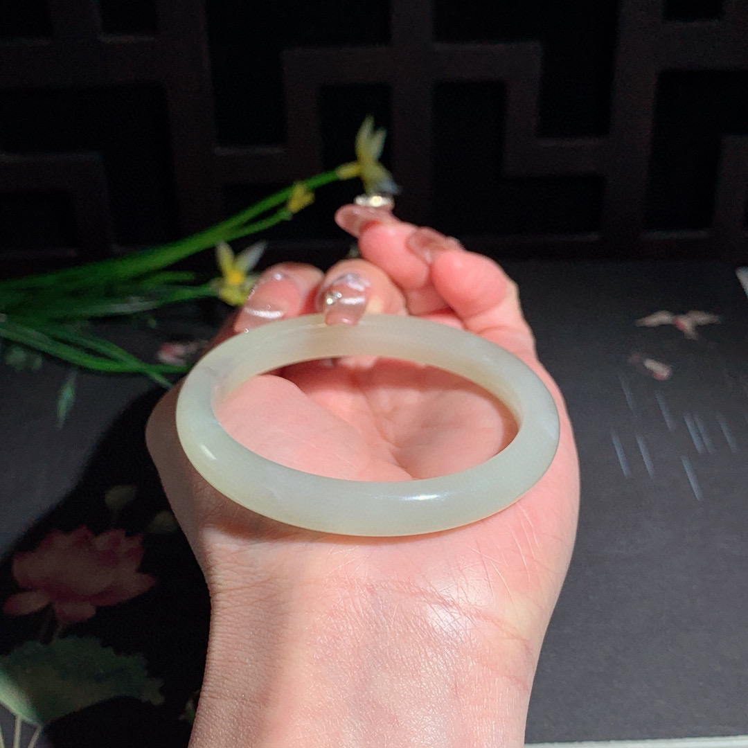 和田玉54圈晴水色手镯！玉质细腻油润 ，底色纯净 ，无裂无黑 ，脂粉好，品质高，料子好。