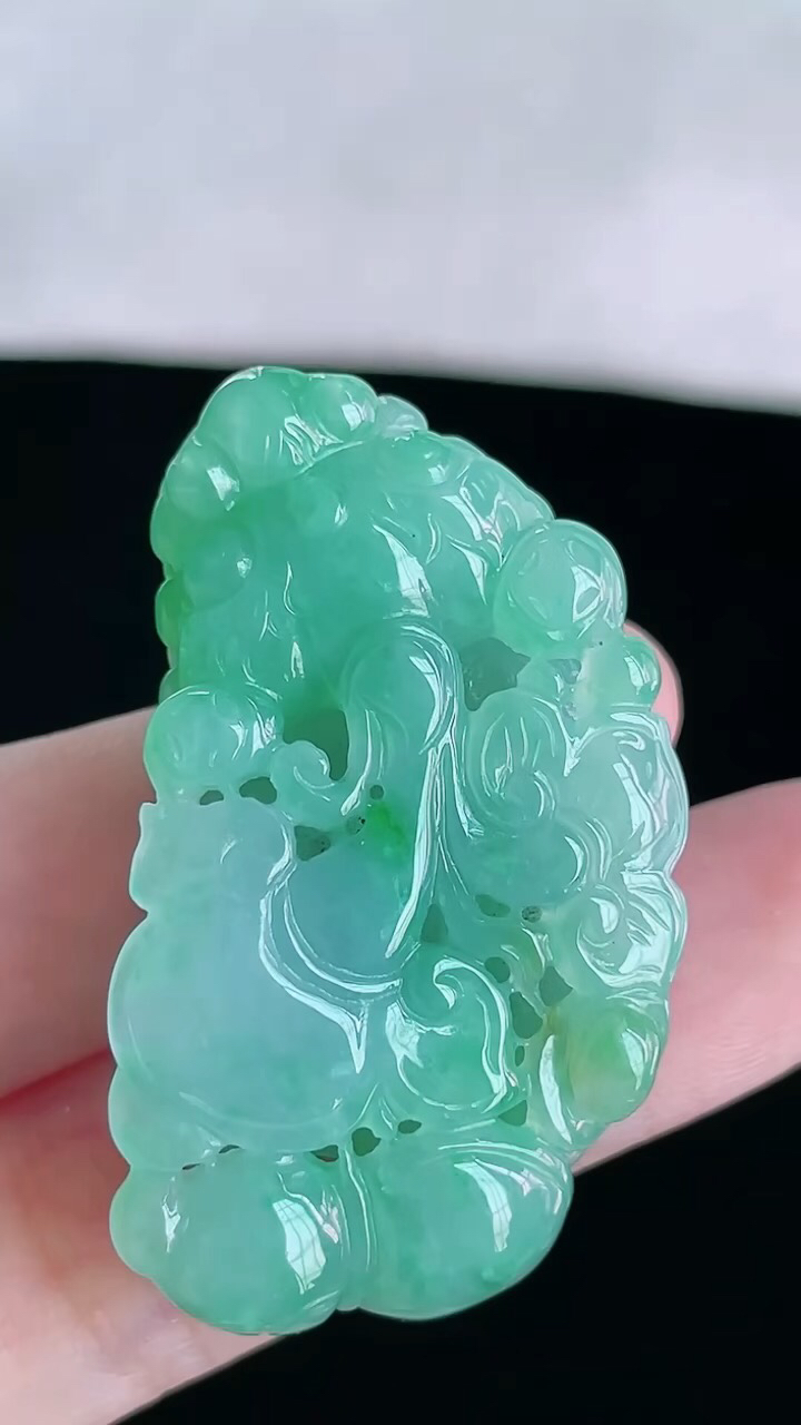 【翡翠名称】老坑种冰双彩虹飘绿吊坠挂件
【翡翠尺寸】42.3/23.9/15.5mm
【翡翠描述】宝贝种老水足，玉质细腻，色泽靓丽，性价比高，佩戴效果好！
【其它赠送】权威证书/精美挂绳盒子/支持全国复检