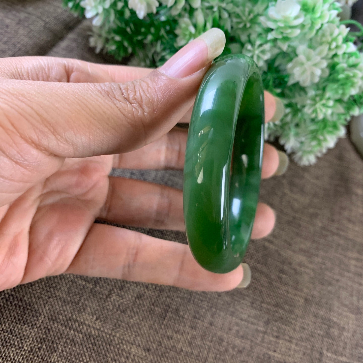 和田玉碧玉57圈口冰底阳绿色手镯，镯型古朴典雅。在诗情画意的雨巷相遇，你是我腕间的一抹风情，有你眸有