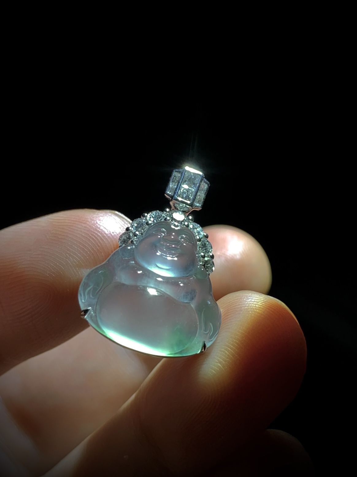 【大肚能容·笑口常开·弥勒佛】，
裸石约17-15.5-4.2mm，
整体23.8-17-6.6mm，3.9g，
18K金，南非钻，