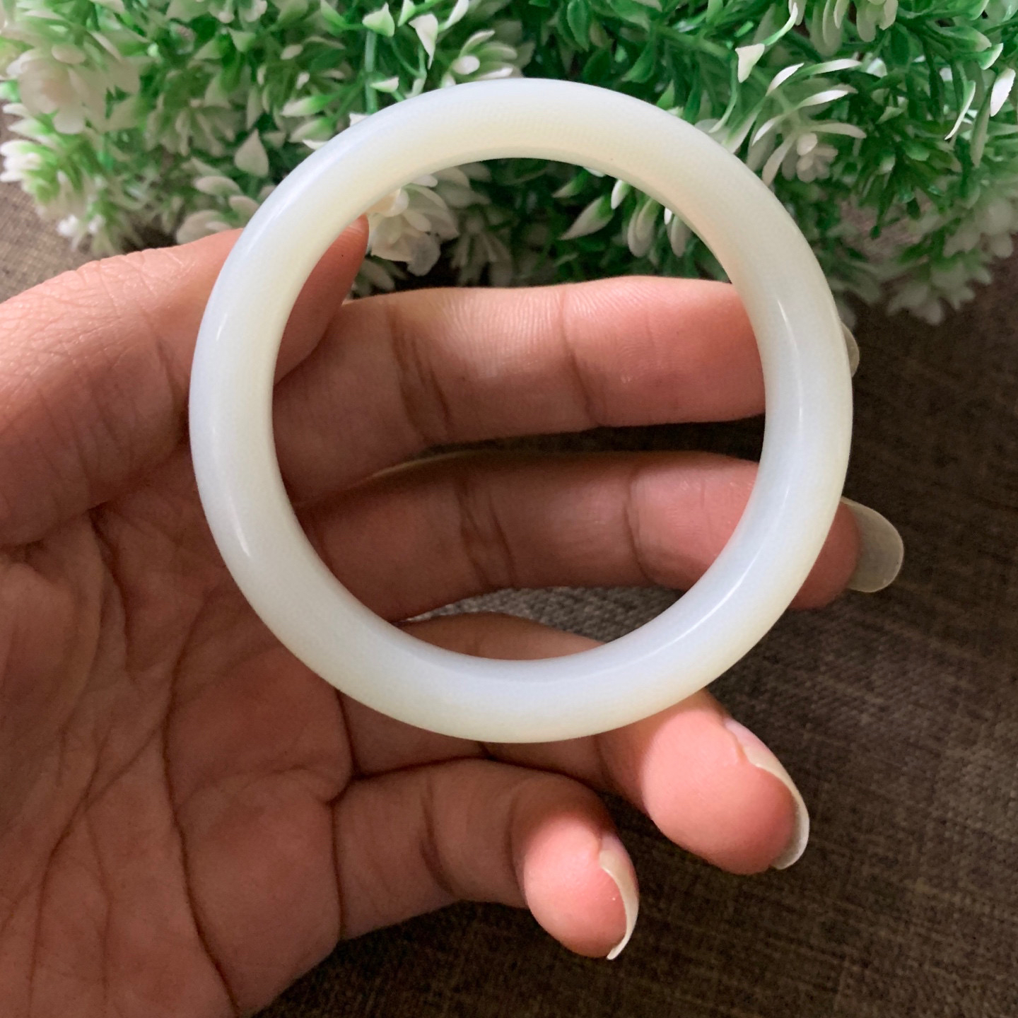 49.9圈口和田玉羊脂白手镯【挽间柔情】，镯型古朴典雅。在诗情画意的雨巷相遇，你是我腕间的一抹风情，有你眸有深情.清风荡漾湖间静水，我愿俯身低眉，在烟波涟漪处寻