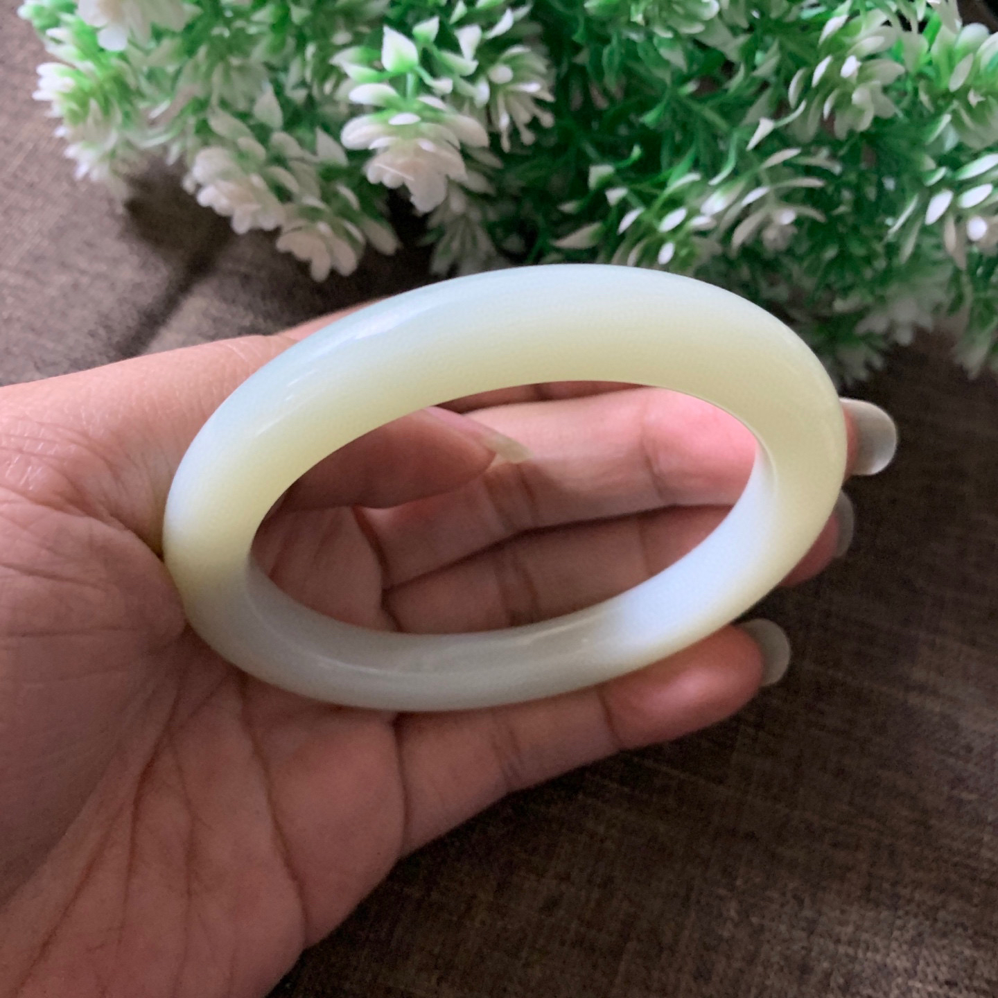 60.5圈口和田玉羊脂白手镯，镯型古朴典雅。在诗情画意的雨巷相遇，你是我腕间的一抹风情，有你眸有深情.清风荡漾湖间静水，我愿俯身低眉，在烟波涟漪处寻