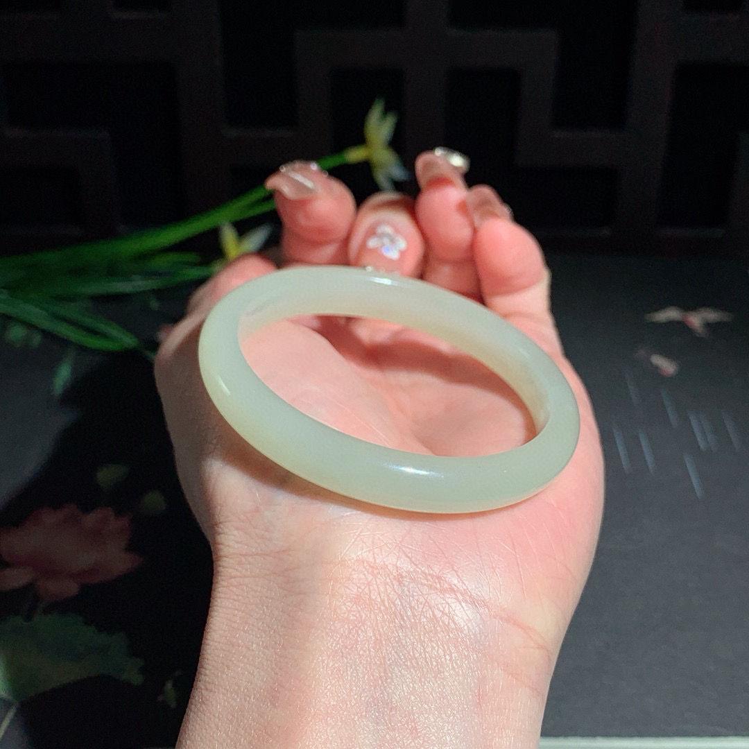 和田玉51.5圈晴水色手镯！玉质细腻油润 底色纯净 无裂无黑 脂粉好，品质高。