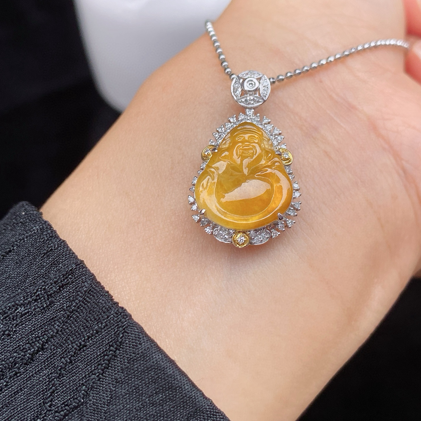 冰黄翡财神吊坠 
冰透种好，招财必备
18k金镶嵌，高性价比‼️实物更美～